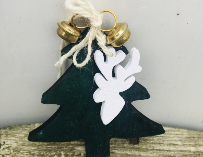 Stromček drevený dekoračný so sobom 10x8cm